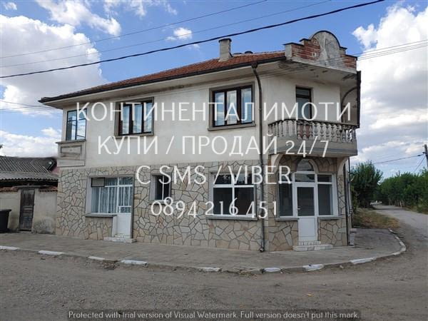 Код 62930. Двуетажна тухлена къща 280м2 с двор 1200м2 с втора малка къща и гаражи. Имотът е 180 м от - снимка 2