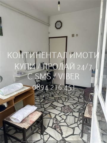Код 62930. Двуетажна тухлена къща 280м2 с двор 1200м2 с втора малка къща и гаражи. Имотът е 180 м от - снимка 4