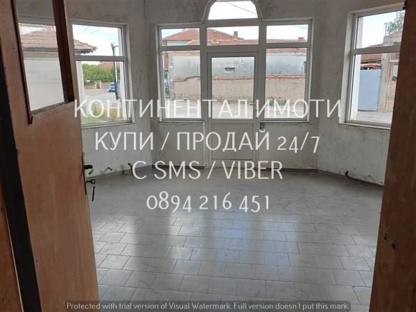 Код 62930. Двуетажна тухлена къща 280м2 с двор 1200м2 с втора малка къща и гаражи. Имотът е 180 м от - снимка 5