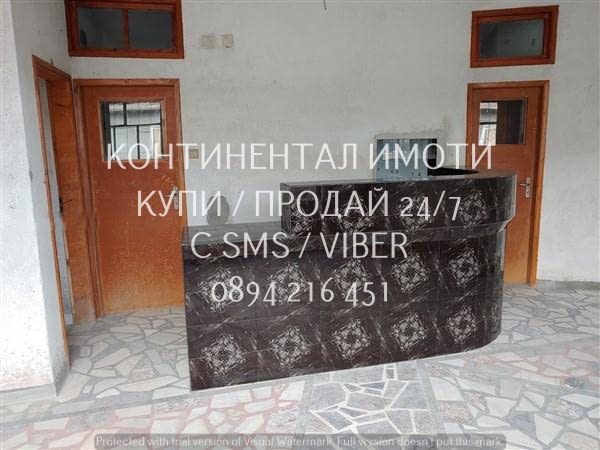 Код 62930. Двуетажна тухлена къща 280м2 с двор 1200м2 с втора малка къща и гаражи. Имотът е 180 м от - снимка 6
