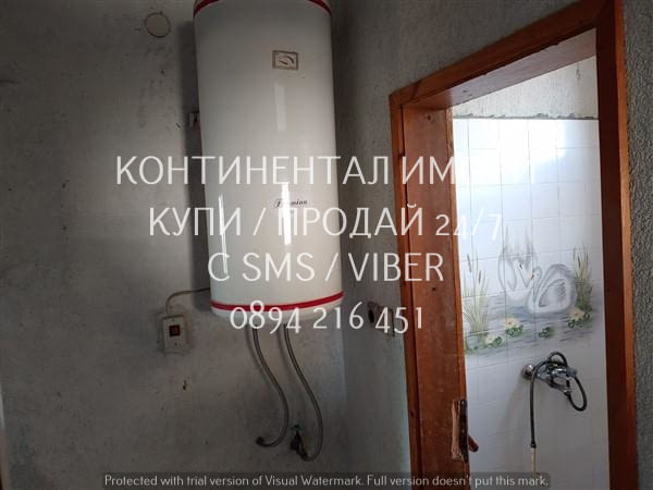 Код 62930. Двуетажна тухлена къща 280м2 с двор 1200м2 с втора малка къща и гаражи. Имотът е 180 м от - снимка 9