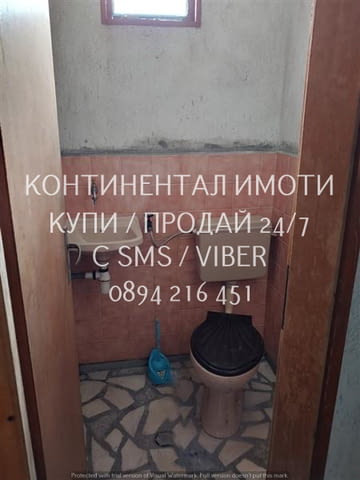 Код 62930. Двуетажна тухлена къща 280м2 с двор 1200м2 с втора малка къща и гаражи. Имотът е 180 м от - снимка 10