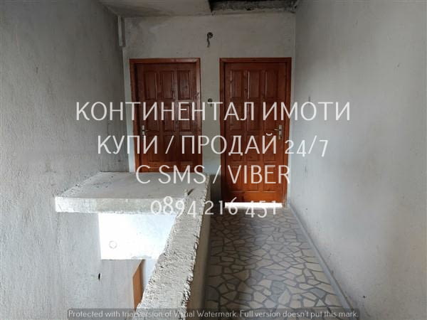 Код 62930. Двуетажна тухлена къща 280м2 с двор 1200м2 с втора малка къща и гаражи. Имотът е 180 м от - снимка 12