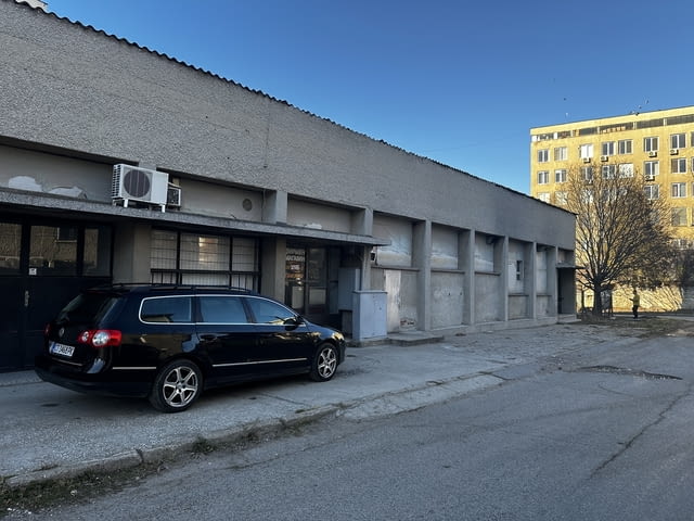 Самостоятелна едноетажна монолитна сграда със собствен ограден двор - снимка 1