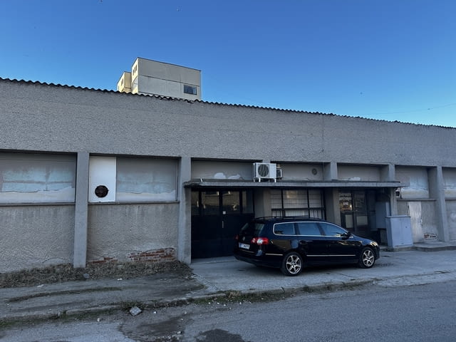 Самостоятелна едноетажна монолитна сграда със собствен ограден двор - снимка 2