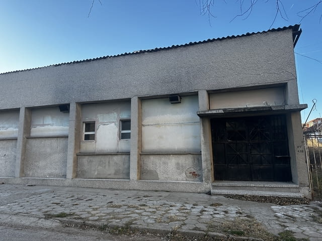 Самостоятелна едноетажна монолитна сграда със собствен ограден двор - снимка 3