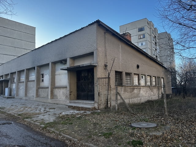 Самостоятелна едноетажна монолитна сграда със собствен ограден двор - снимка 4