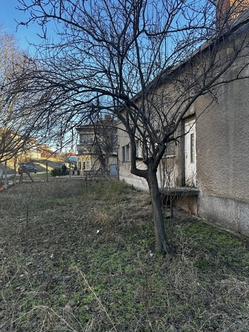 Самостоятелна едноетажна монолитна сграда със собствен ограден двор - снимка 7