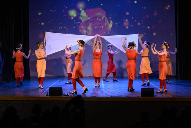 Съвременни сценични танци - Комплексна програма - град София | Модерни Танци