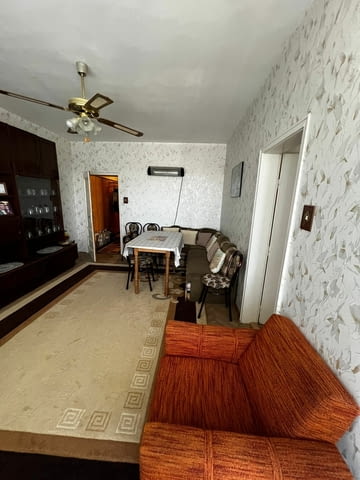 Просторен тристаен апартамент с мазе и таванско помещение в кв.Куба, гр.Хасково - снимка 1