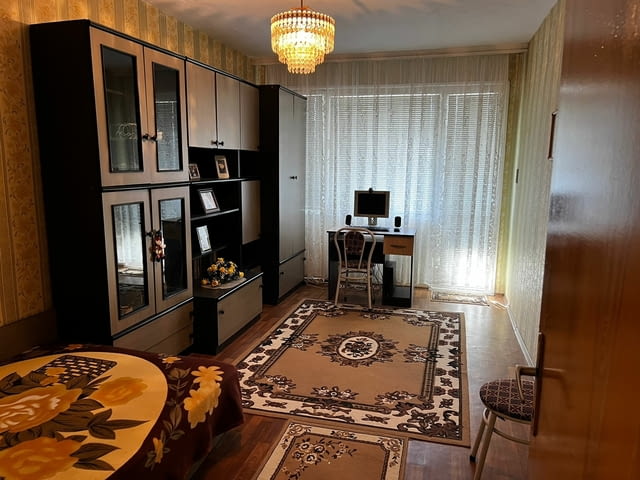 Просторен тристаен апартамент с мазе и таванско помещение в кв.Куба, гр.Хасково - снимка 2