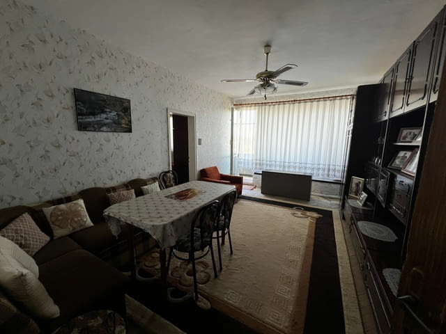 Просторен тристаен апартамент с мазе и таванско помещение в кв.Куба, гр.Хасково - снимка 3