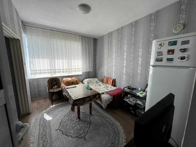 Просторен тристаен апартамент с мазе и таванско помещение в кв.Куба, гр.Хасково - снимка 6