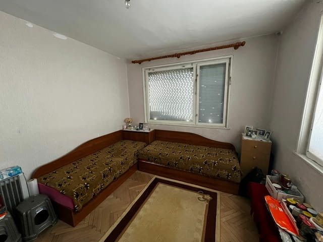 Просторен тристаен апартамент с мазе и таванско помещение в кв.Куба, гр.Хасково - снимка 7