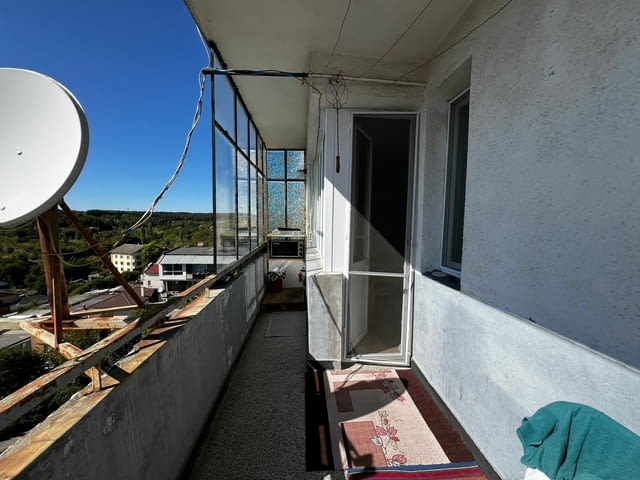 Просторен тристаен апартамент с мазе и таванско помещение в кв.Куба, гр.Хасково - снимка 11