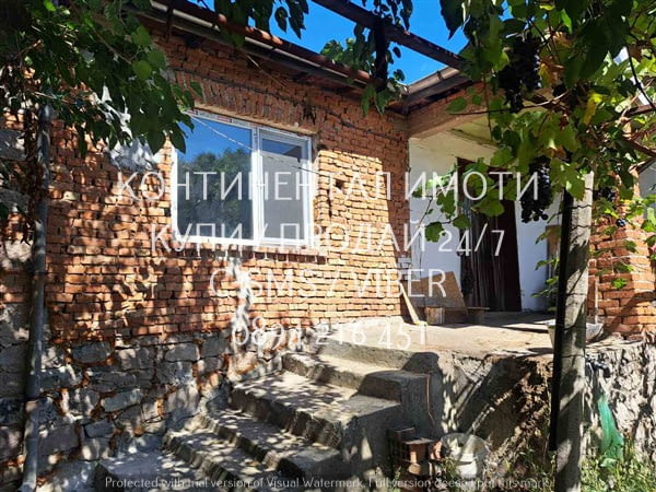 Кодл 63096. Стара едноетажна къща 80м2 с голям двор 1400м2. Къщата е разположена в центара на двора, - снимка 1