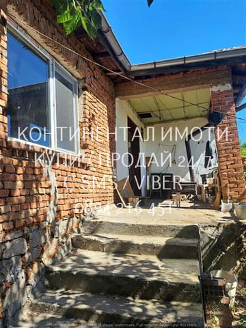 Кодл 63096. Стара едноетажна къща 80м2 с голям двор 1400м2. Къщата е разположена в центара на двора, - снимка 2
