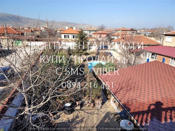 Кодо 62241. Двуетажна тухлена къща 170м2 с двор 800м2 с гаражи. Намира се на много лесно място на ме - снимка 2