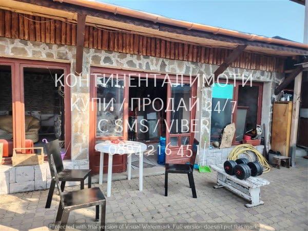 Кодо 62241. Двуетажна тухлена къща 170м2 с двор 800м2 с гаражи. Намира се на много лесно място на ме - снимка 3