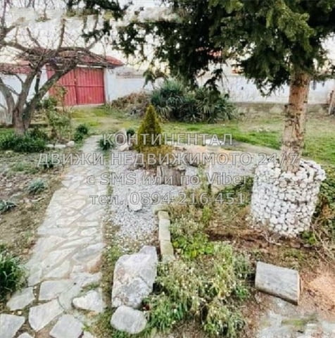 Кодо 62241. Двуетажна тухлена къща 170м2 с двор 800м2 с гаражи. Намира се на много лесно място на ме - снимка 8