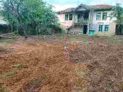 Продавам 2етажна паянтова къща с допълнителни селскостопански постройки - снимка 1