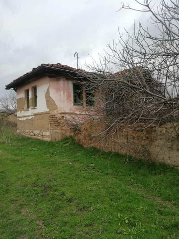 Продавам 2етажна паянтова къща с допълнителни селскостопански постройки - снимка 2