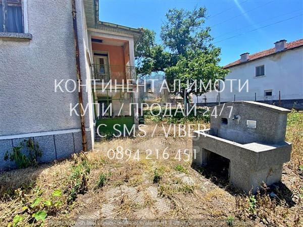 Кодкол 63098 Самостоятелна двуетажна къща 120м2, с голям двор 880м2. В двора има две селскостопански - снимка 2