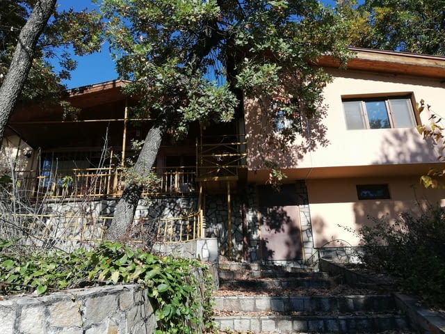 Вила с басейн и панорама към язовир - с. Светлина, обл. Хасково - снимка 1