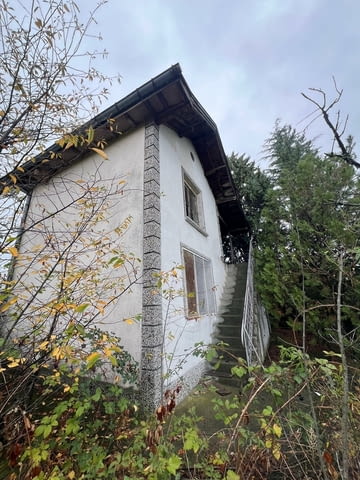 Къща на 2 Етажа в Казанлък с 1 дка Двор във Вилна Зона "Старите Лозя" - снимка 1