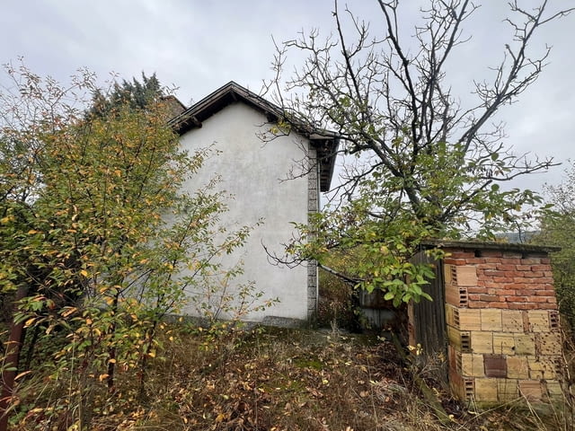 Къща на 2 Етажа в Казанлък с 1 дка Двор във Вилна Зона "Старите Лозя" - снимка 2