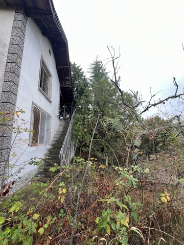 Къща на 2 Етажа в Казанлък с 1 дка Двор във Вилна Зона "Старите Лозя" - снимка 3