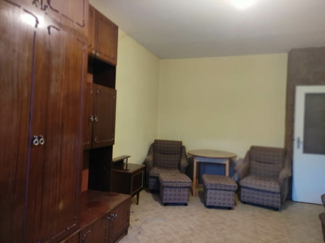 Продавам ДВУСТАЕН апартамент тип панелна гарсониера в гр.Пловдив кв.Кючук Париж - снимка 2