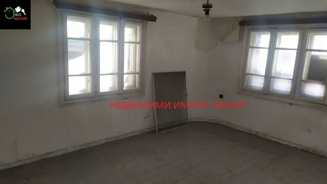 Четиристаен апартамент /етаж от къща/ в гр. Велико Търново, city of Veliko Tarnovo - снимка 1