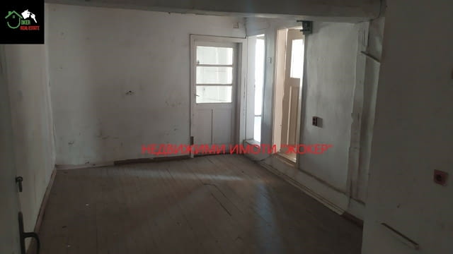 Четиристаен апартамент /етаж от къща/ в гр. Велико Търново, city of Veliko Tarnovo - снимка 2