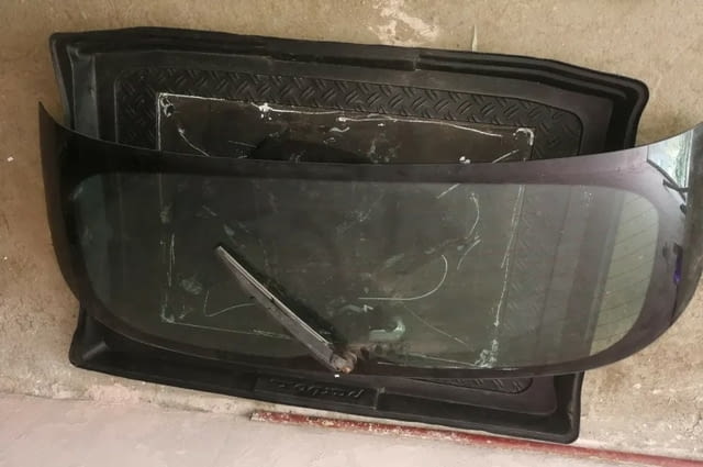 Продавам задно стъкло, оборудване на 5(задна)врата за CITROEN C4 2012 г. - снимка 4