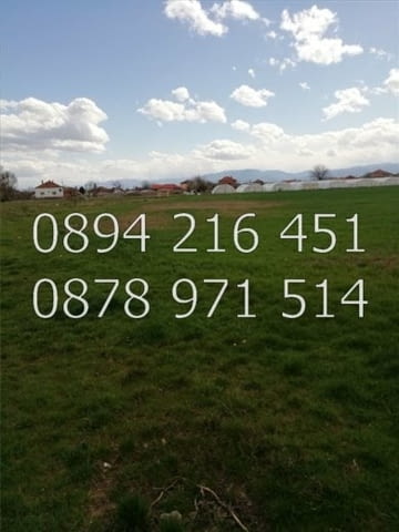 КОДо 61139. Дворно място 660м2 в района на стадиона, до къщи, ток и вода. От едната страни лице на с - снимка 1