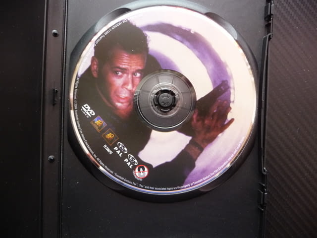 Умирай трудно 2 DVD филм екшън самолет отвличане напрежение бой преследване стрелба герой Брус Уилис - снимка 2
