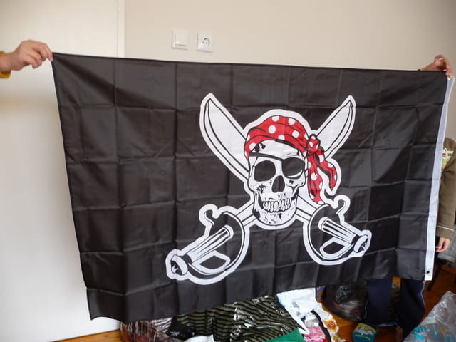 Пиратско знаме флаг пират кораб корсар череп две саби пирати парти декор деца рожден ден игра кораб - снимка 2