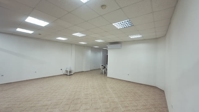 Давам под наем помещение в кв. Левски до училище Черноризец Храбър - снимка 2