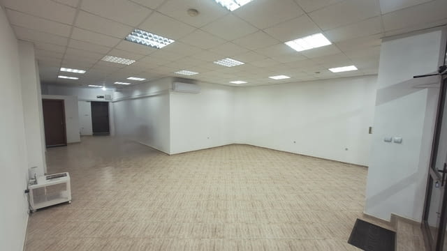 Давам под наем помещение в кв. Левски до училище Черноризец Храбър - снимка 3