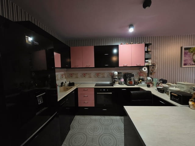 Триетажна къща с гараж, паркомясто и озеленен двор в кв. Куба, гр. Хасково - снимка 1