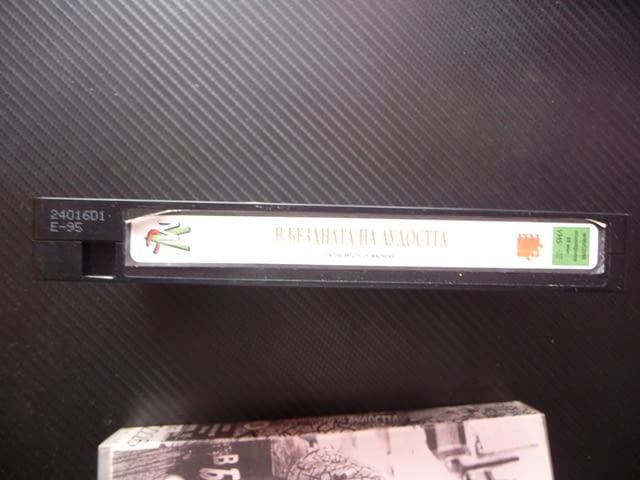 В бездната на лудостта VHS филм психотрилър ужаси Джон Карпентър лудница лудост ръкопис роман - снимка 4