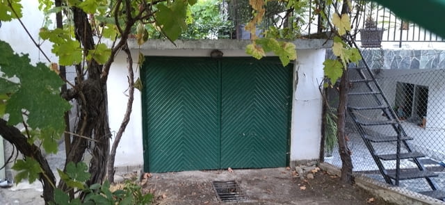 Гараж и 2 открити паркоместа под наем до супермаркет "Фантастико" - снимка 1