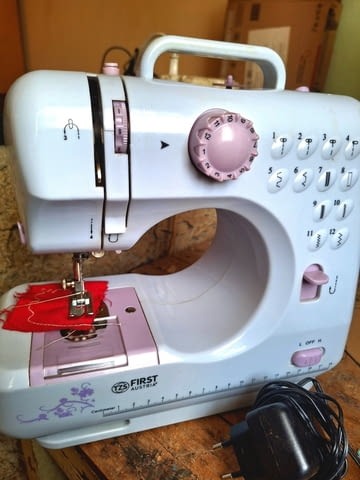 Продавам малка домашна нова шевна машина, град Силистра | Машини / Съоръжения - снимка 1