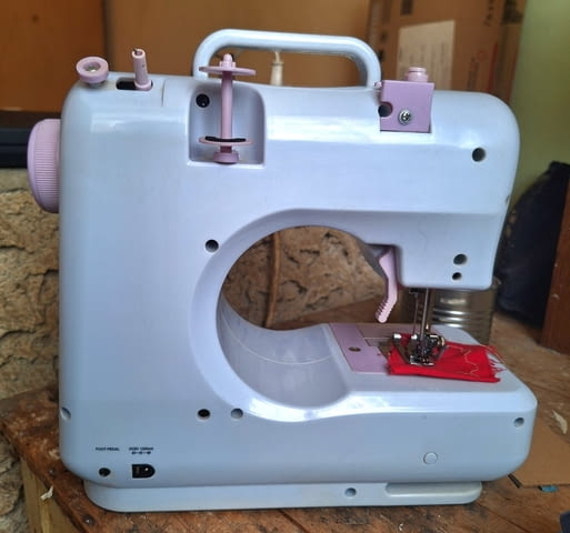 Продавам малка домашна нова шевна машина, град Силистра | Машини / Съоръжения - снимка 4