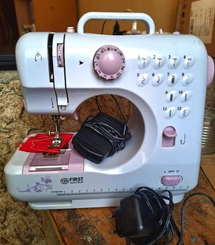 Продавам малка домашна нова шевна машина, град Силистра | Машини / Съоръжения - снимка 5