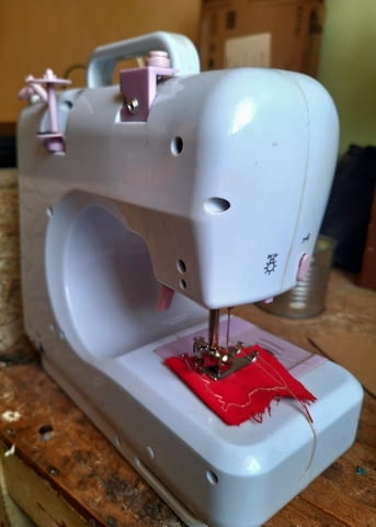 Продавам малка домашна нова шевна машина, град Силистра | Машини / Съоръжения - снимка 6