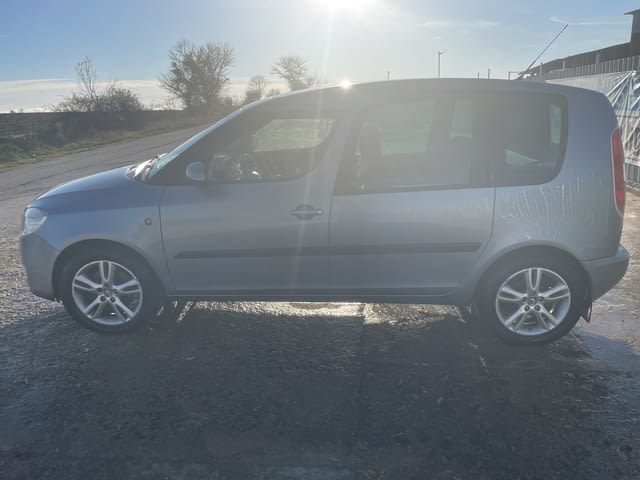 Skoda Roomster 1.6i, 105 кс., автоматик, панорама, парктроник, 142 000 км. реални километри, обслуже - снимка 3