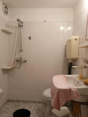 Продава партерна боксониера(стая със самостоятелна баня и тоалетна), подходяща както за живеене на са - снимка 1