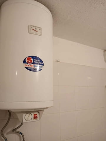 Продава партерна боксониера(стая със самостоятелна баня и тоалетна), подходяща както за живеене на са - снимка 2